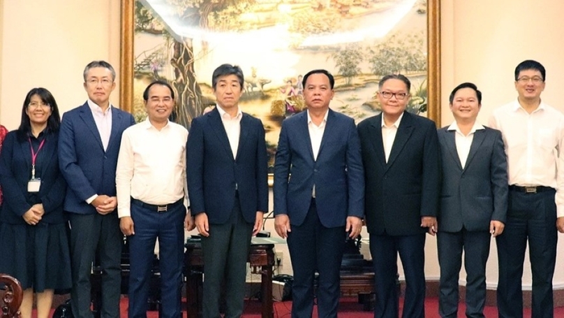 Aeon Mall Vietnam CEO Nakagawa Tetsuyuki (fourth, left) and Dong Nai acting Chairman Vo Tan Duc (fourth, right) at a meeting in the southern province, September 18, 2023. Photo courtesy of Dong Nai newspaper.