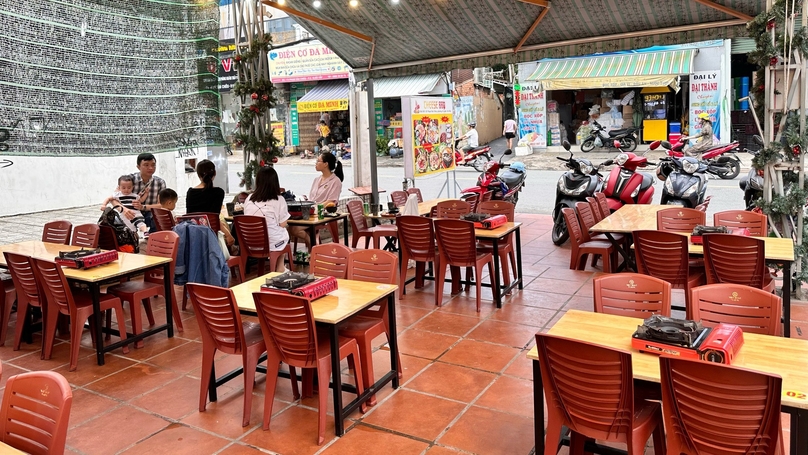 A restaurant in Ho Chi Minh City with many vacant spots. Photo courtesy of Young People newspaper.