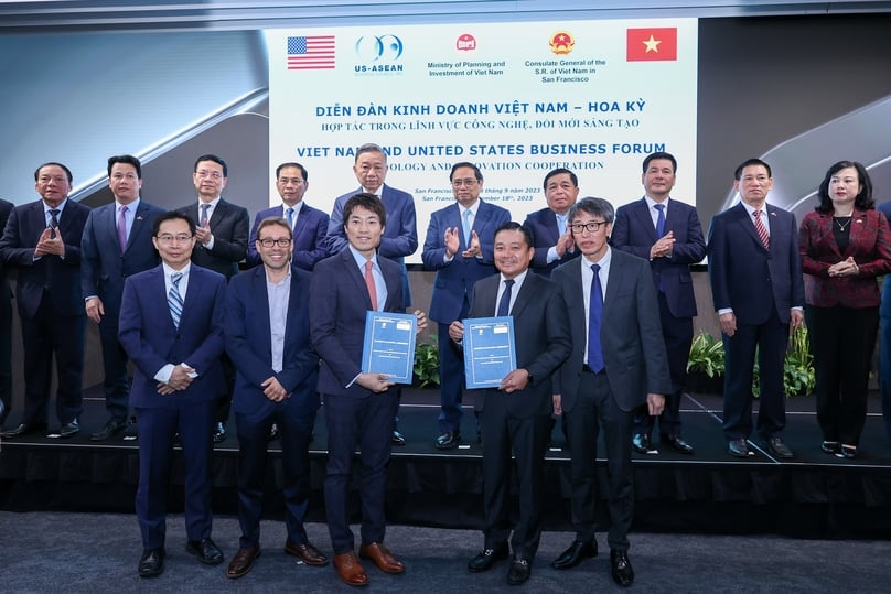  Representatives of VNPT and Qualcomm (front) exchange documents at the Vietnam and United States Business Forum in San Francisco on September 18, 2023. Photo courtesy of Vietnam's government portal.
