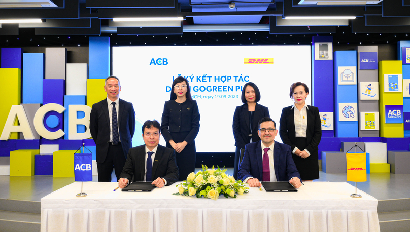 Ngo Tan Long, deputy general director of ACB (left), and Bernardo Bautista, general director and country manager of DHL Express Vietnam, sign a GoGreen Plus service contract in Ho Chi Minh City, September 19, 2023. Photo courtesy of DHL.