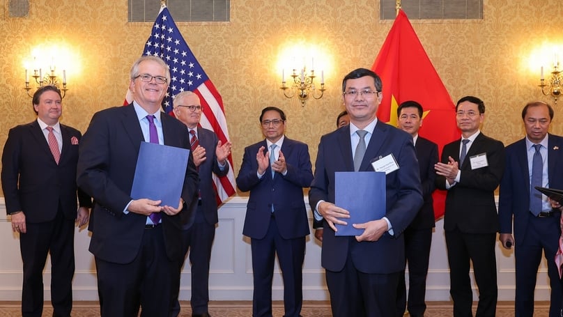 Deputy Minister of Education and Training Nguyen Van Phuc (front, right) exchanges documents with an Intel representative at a meeting in Washington D.C. on September 19, 2023. Photo courtesy of the Vietnamese government's news portal.