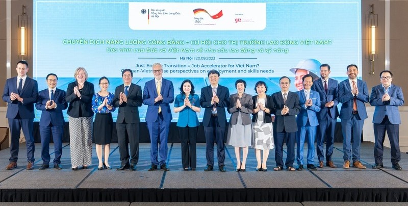 Delegates and officials pose for a group photo at the “Just Energy Transition = Job Accelerator for Vietnam? German-Vietnamese perspectives on employment and skills needs” conference in Hanoi, September 20, 2023. Photo courtesy of the German embassy in Hanoi.