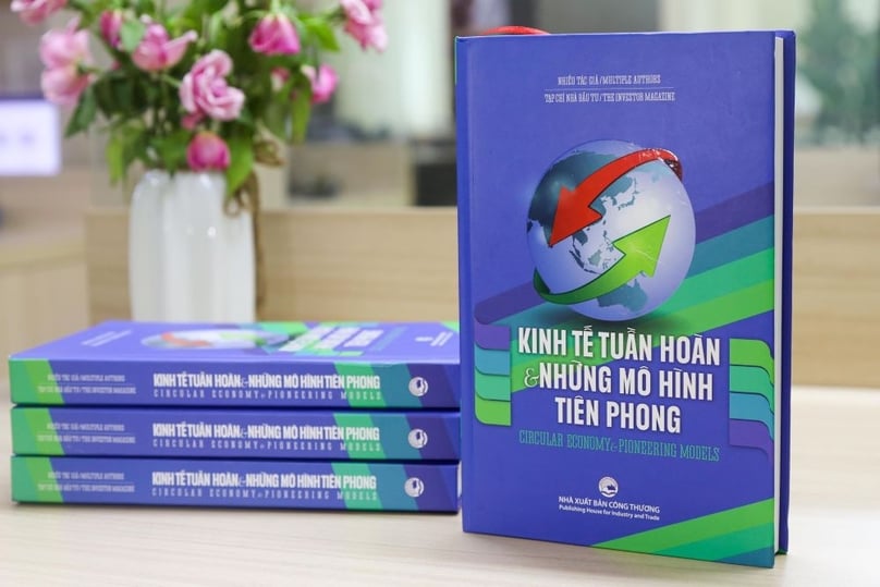 The cover of the book 'Circular Economy & Pioneering Models'. The 540-page Vietnamese-English bilingual book features many articles and research works by managers, experts, and business leaders. Photo by The Investor/Hong Anh.