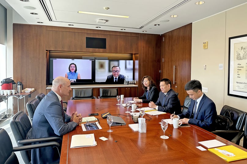 Minister of Finance Ho Duc Phoc (middle, right) at a working session with Moody's in New York, September 20, 2023. Photo courtesy of the Ministry of Finance.