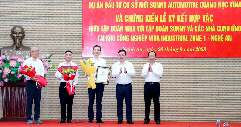 Nghe An Chairman Nguyen Duc Trung (second, right) grants an investment certificate to a Sunny Optical Technology executive in the central province, September 20, 2023. Photo courtesy of Nghe An newspaper.