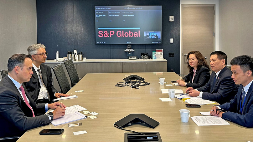 Minister of Finance Ho Duc Phoc (middle, right) at a working session with S&P in New York, September 20, 2023. Photo courtesy of the Ministry of Finance.