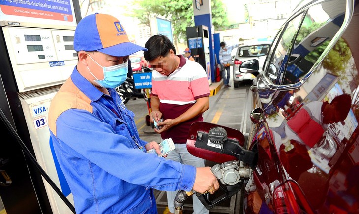 A car driver refills at a gasoline station in Vietnam. Photo courtesy of Youth newspaper.