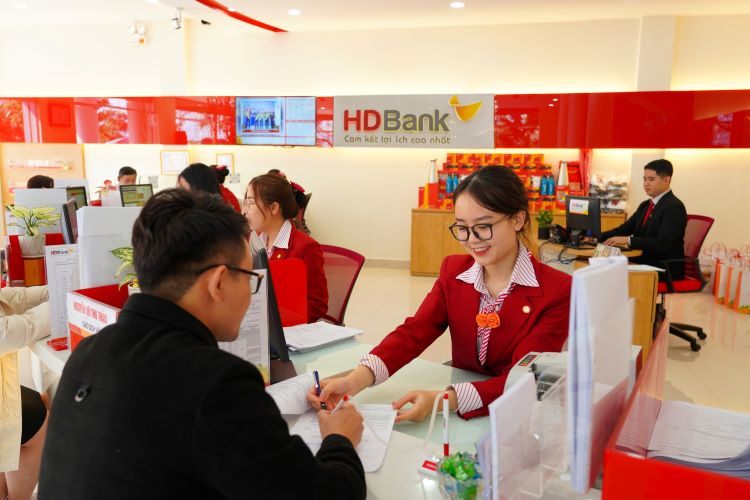 A customer makes a transaction at a HDBank office. Photo courtesy of the bank.