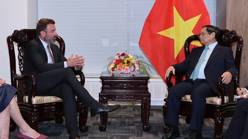Thủ tướng Phạm Minh Chính (phải) và Nick Ammann, phó chủ tịch phụ trách các vấn đề chính phủ toàn cầu tại Apple, gặp nhau tại New York, ngày 21 tháng 9 năm 2023. Ảnh do cổng thông tin chính phủ Việt Nam cung cấp.