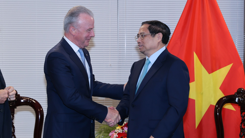 Thủ tướng Phạm Minh Chính (phải) và Brendan Nelson AO, phó chủ tịch cấp cao của Công ty Boeing và chủ tịch của Boeing Global, gặp nhau tại New York, ngày 21 tháng 9 năm 2023. Ảnh do cổng thông tin chính phủ Việt Nam cung cấp.