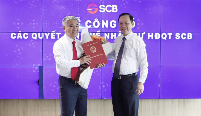 State Bank of Vietnam Deputy Governor Dao Minh Tu (right) hands over a decision appointing Phan Dinh Dien as new chairman of the Saigon Commercial Bank, September 22, 2023. Photo courtesy of the central bank.