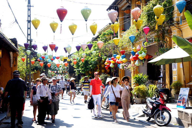 Tourists in Hoi An town, central Vietnam. Photo coutersy of Culture newspaper.