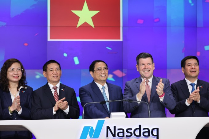 Vietnam's Prime Minister Pham Minh Chinh (center) rings the opening bell at the Nasdaq, New York, September 22, 2023. Photo courtesy of Vietnam's government portal.