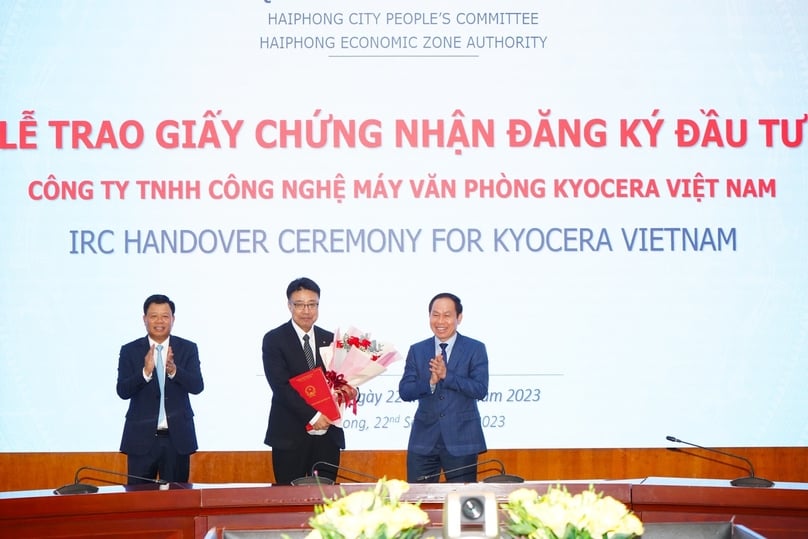 Lê Tiến Châu (thứ nhất, bên phải), Bí thư Thành ủy Hải Phòng trao giấy chứng nhận đầu tư cho Kyocera tại thành phố Hải Phòng, ngày 22/9/2023. Ảnh do Cổng thông tin Hải Phòng cung cấp.