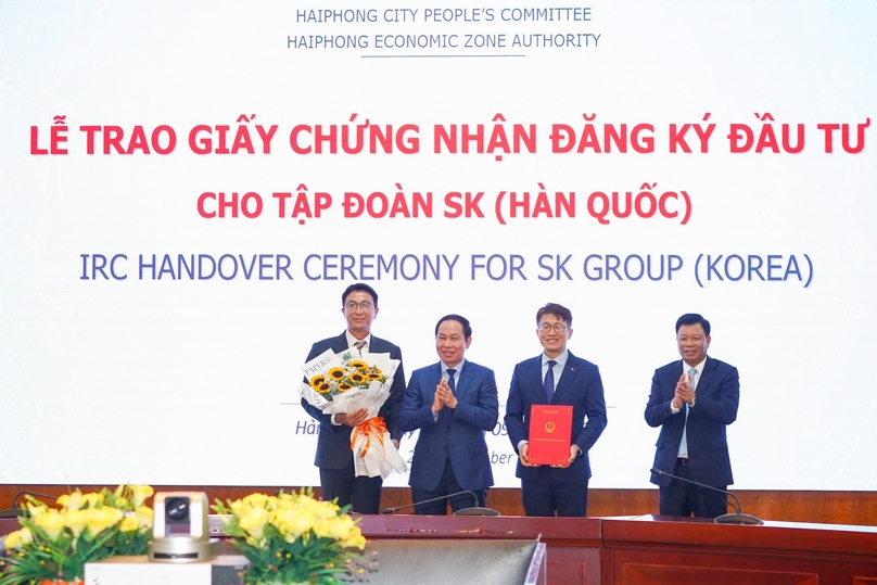 Le Tien Chau (second, left), Secretary of Hai Phong's Party Committee, grants an investment certificate to SK Group in Hai Phong city, northern Vietnam, September 22, 2023. Photo courtesy of Hai Phong's news portal.