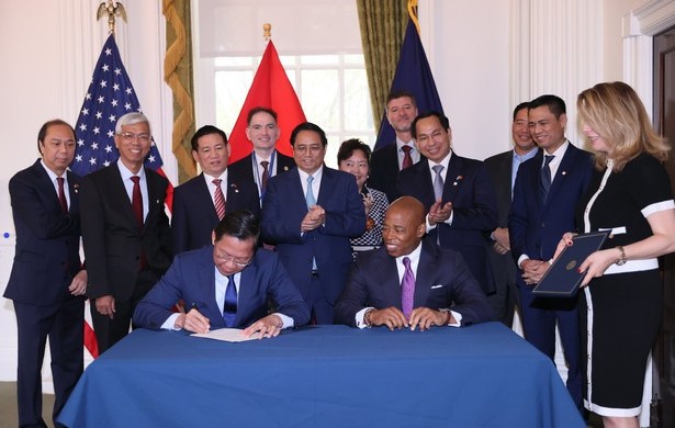 HCMC Chairman Phan Van Mai (sitting, left) and New York city Mayor Eric Adams (sitting, right) sign a memorandum of understanding to establish a sisterhood. Photo courtesy of Vietnam's government portal.