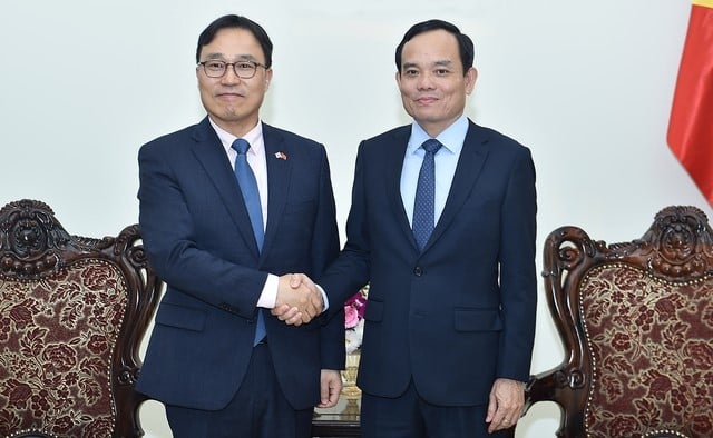 Vietnamese Deputy Prime Minister Tran Luu Quang (right) and South Korean Ambassador Choi Youngsam. Photo courtesy of Vietnam's government portal.