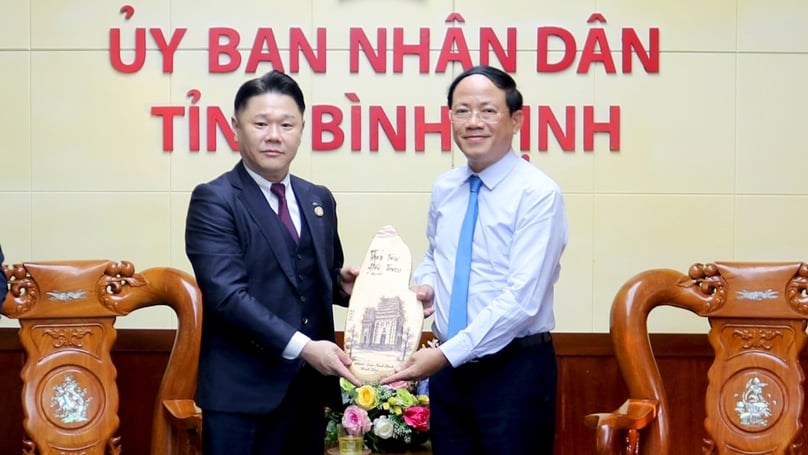Binh Dinh Chairman Pham Anh Tuan (right) and Marubeni Lumber chairman Fumitaka Shimizu meet in the central province, September 22, 2023. Photo courtesy of Binh Dinh's news portal.