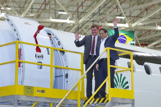 Vietnamese Prime Minister Pham Minh Chinh visits Embraer's headquarters and is welcomed by its president and CEO Francisco Gomes Neto. Photo courtesy of Vietnam's government portal.