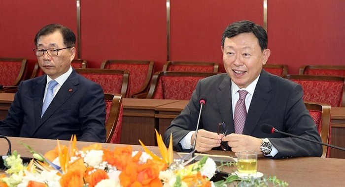 Lotte Group chairman Shin Dong-bin (right). Photo courtesy of Hanoi's news portal.