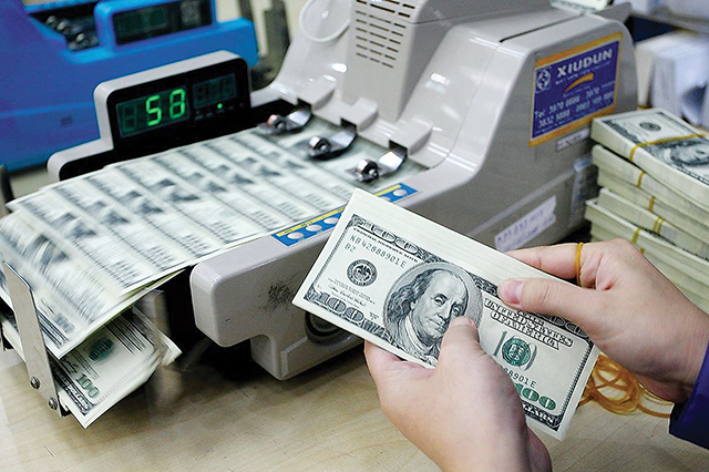 The Vietnamese dong continues to slide against the U.S. dollar. Photo courtesy of VnEconomy.