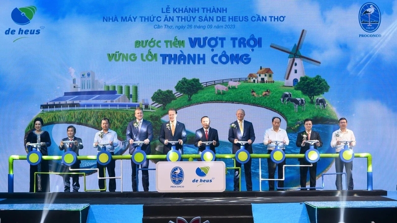 Deputy Minister of Agriculture and Rural Development Phung Duc Tien (fifth, right) joins the inauguration of De Heus aqua feed mill in Can Tho city, Mekong Delta, southern Vietnam, September 26, 2023. Photo courtesy of De Heus.