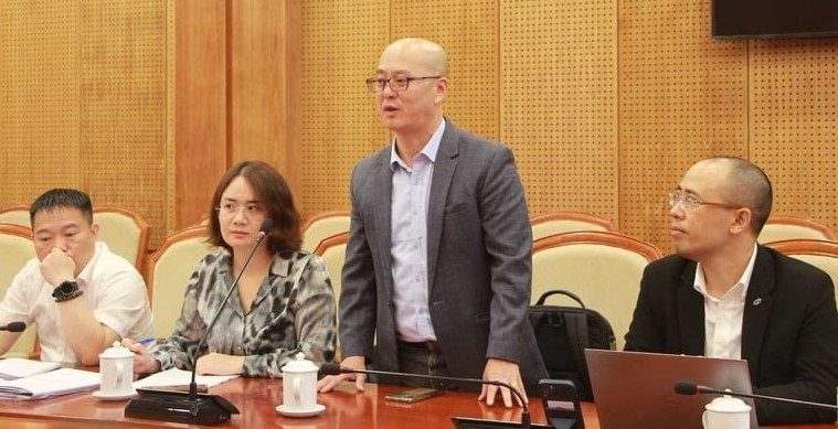 Gary Lin (standing), CEO of Lite-on Vietnam Co. Ltd., speaks at a meeting with the authorities of Quang Yen town, Quang Ninh province, northern Vietnam, September 26, 2023. Photo courtesy of Quang Yen's news portal.