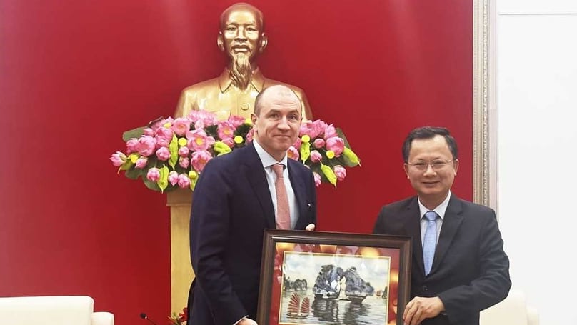 Quyền Chủ tịch HĐQT Quảng Ninh Cao Tường Huy (phải) và Giám đốc điều hành Haeco Richard Sell gặp nhau tại tỉnh phía Bắc, ngày 27/9/2023. Ảnh do cổng thông tin Quảng Ninh cung cấp.