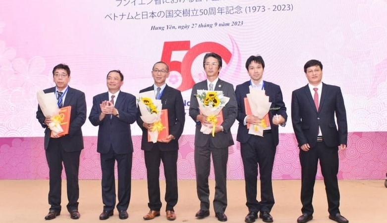 Đại diện các doanh nghiệp Nhật Bản nhận giấy chứng nhận đầu tư tại cuộc họp ở tỉnh Hưng Yên, miền Bắc Việt Nam, ngày 27 tháng 9 năm 2023. Ảnh do báo Hưng Yên cung cấp.