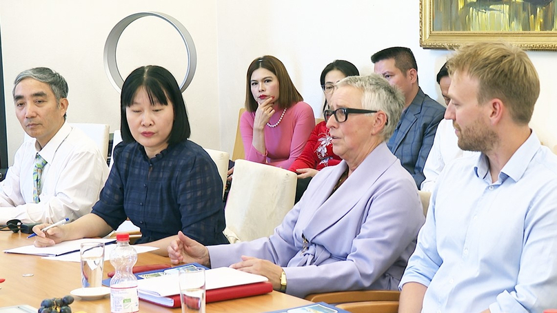 VFT Industry UG CEO Antonia Zahn-Weber (center) speaks at a meeting with Ha Tinh province authorities in Germany, September 28, 2023. Photo courtesy of Ha Tinh newspaper.
