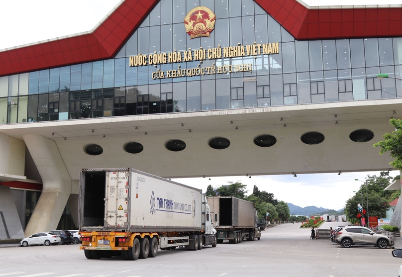 Trucks carrying goods to China pass through the Huu Nghi border gate in Lang Son province, northern Vietnam. Photo courtesy of Vietnam News Agency.