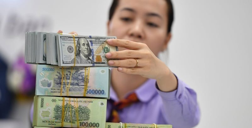 Exchange rates at the central bank and commercial banks moved in opposite directions on September 29, 2023. Photo courtesy of VietNamNet newspaper.