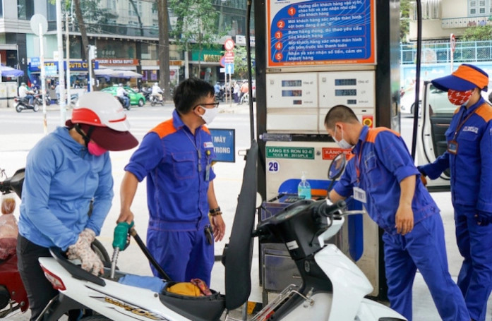 A motorbike driver refills at a gasoline station in Vietnam. Photo courtesy of Vietnam Finance. 