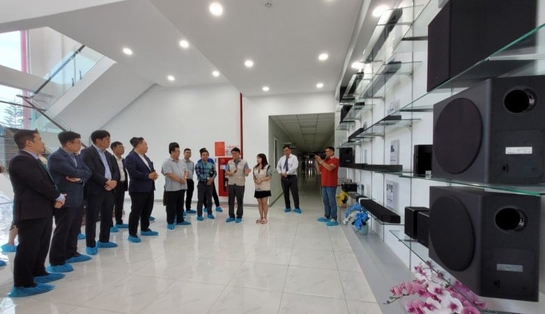 A South Korean business delegation visits the premises of Bumjin Electronics Vina Co., Ltd at the Dong Mai Industrial Park, Quang Ninh province, northern Vietnam. Photo by The Investor/Dang Nhung.