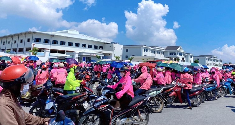 Striking workers assemble outside Viet Glory factory in Nghe An province, central Vietnam, October 3, 2023. Photo courtesy of Phu Nu (Women) newspaper.