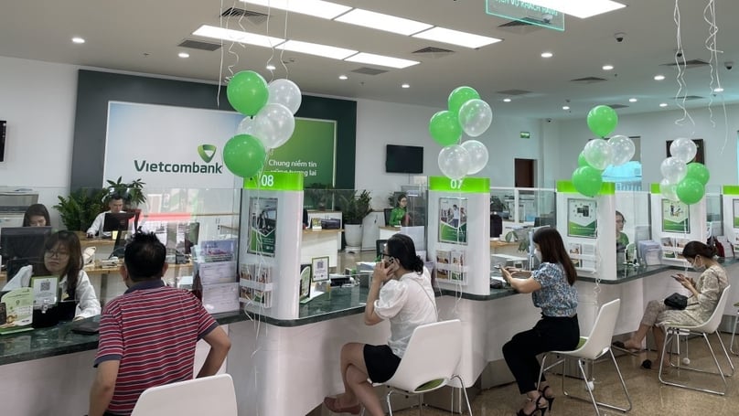 Vietcombank has reduced its 12-month deposit interest rate to 5.3%, starting October 3, 2023. Photo courtesy of Vietnam News Agency.