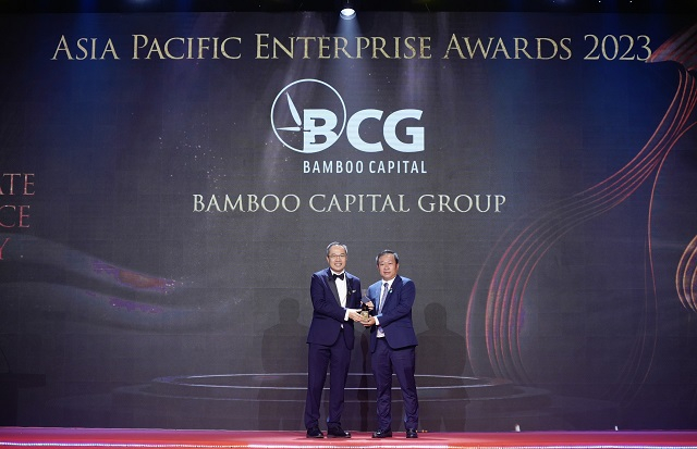 Bamboo Capital vice chairman Nguyen Thanh Hung (right) receives a Corporate Excellence award at the Asia Pacific Enterprise Awards 2023, HCMC, October 5, 2023. Photo courtesy of Bamboo Capital.