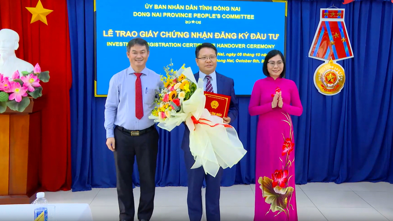 Phó Chủ tịch UBND tỉnh Đồng Nai Nguyễn Thị Hoàng (phải) trao giấy chứng nhận đầu tư cho Kingfa Science & Technology tại buổi lễ ở các tỉnh phía Nam, ngày 5/10/2023. Ảnh do báo Đồng Nai cung cấp.