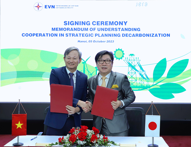 EVN CEO Tran Dinh Nhan (left) and Jera senior managing executive officer Toshiro Kudama sign an agreement on decarbonization cooperation in Hanoi, October 5, 2023. Photo courtesy of EVN.
