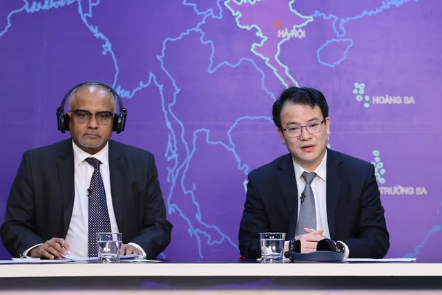 Deputy Minister of Planning and Investment Tran Quoc Phuong (right) and country director of the Asian Development Bank for Vietnam Shantanu Chakraborty (left) at a roundtable held in Hanoi, October 5, 2023. Photo courtesy of the government portal.