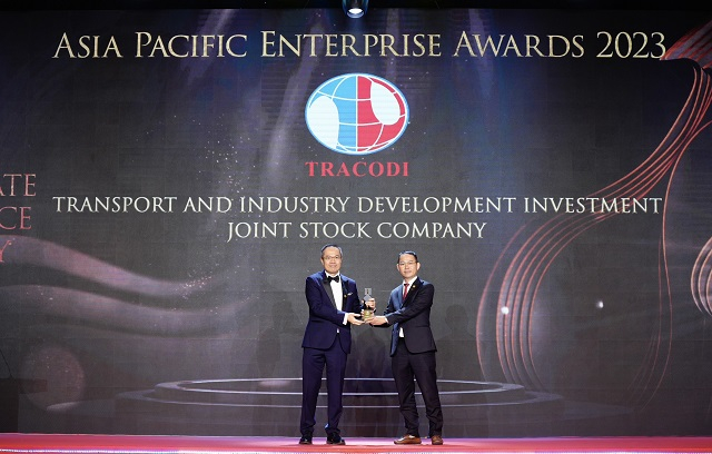 Tracodi vice chairman Bui Thien Phuong Dong (right) receives a Corporate Excellence award at the Asia Pacific Enterprise Awards 2023, HCMC, October 5, 2023. Photo courtesy of Bamboo Capital.