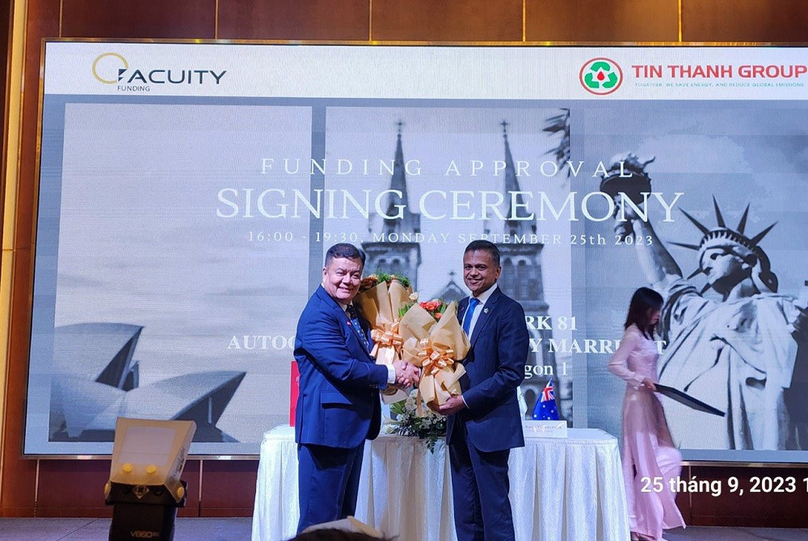 Chairman of Tin Thanh Group Tran Dinh Quyen (left) and a representtive of Acuity Funding at a signing ceremony for a $6.4 billion loan agreement, September 25, 2023. Photo courtesy of Tin Thanh Group.