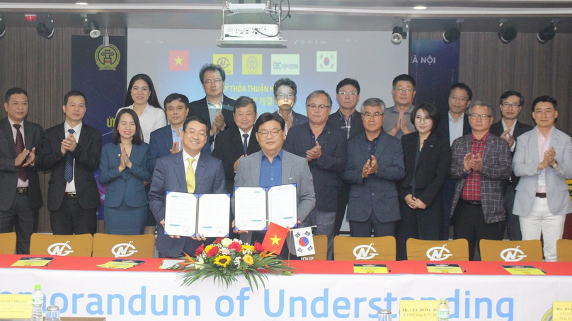 Đại diện CEC và HANSIBA ký biên bản ghi nhớ về sản xuất chip tại Hà Nội, ngày 11/10/2023. Ảnh do báo Hà Nội Mới cung cấp.