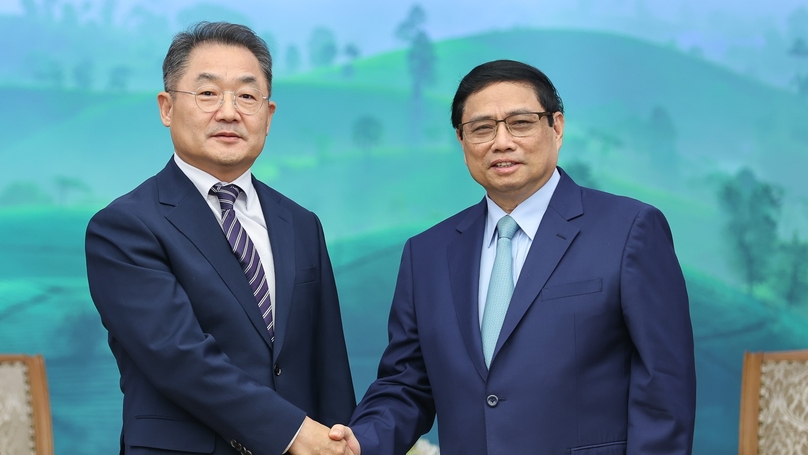 Thủ tướng Phạm Minh Chính (phải) gặp Giám đốc điều hành Amkor Technology Korea Ji Jong-rip tại Hà Nội, ngày 12 tháng 10 năm 2023. Ảnh do cổng thông tin chính phủ cung cấp.