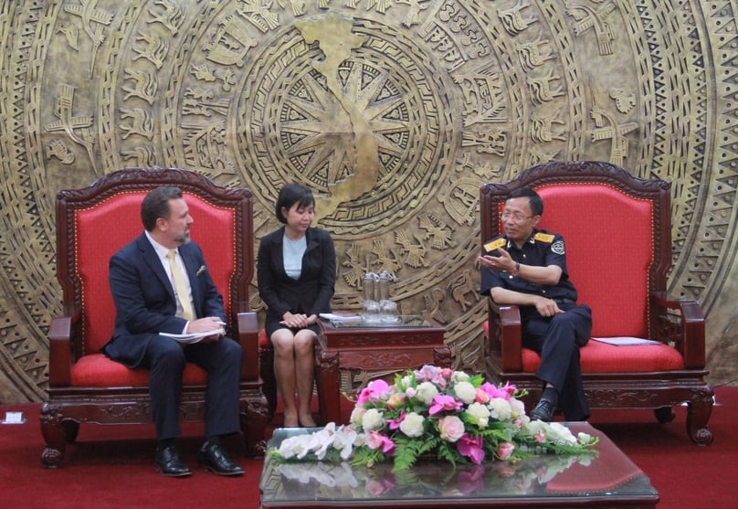 Brian White (left), senior director, global customs and trade facilitation with Intel Corporation, meets with Nguyen Van Can, director general of Vietnam Customs, in Hanoi, October 11, 2023. Photo courtesy of Vietnam Customs.