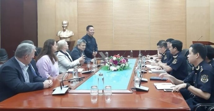 Vietnam Customs officials (right) meet with a Microsoft delegation led by Diana Parker, its worldwide public sector (WWPS) government industry leader, in Hanoi, October 12, 2023. Photo courtesy of Vietnam Customs.
