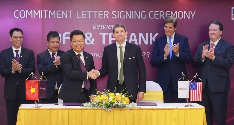 DFC CEO Scott Nathan (third from right) and TP Bank CEO Nguyen Hung (third from left) shake hands in the presence of Special Presidential Envoy for Climate John Kerry in Hanoi, September 10, 2023. Photo courtersy of DFC.