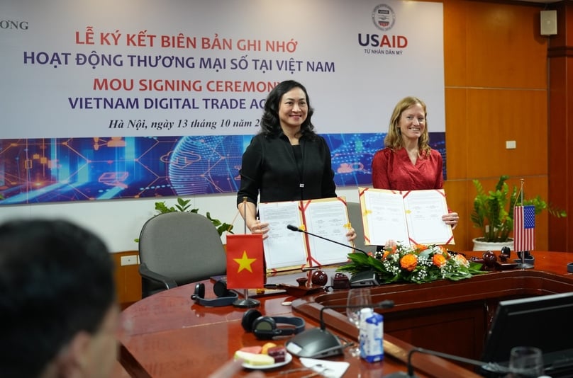 Representatives of USAID and MoIT sign an agreement to launch the Vietnam Digital Trade project in Hanoi, October 13, 2023. Photo courtesy of USAID.