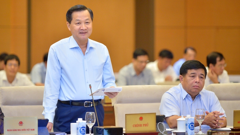 Deputy Prime Minister Le Minh Khai (standing) and Minister of Planning and Investment Nguyen Chi Dung at a meeting of the National Assembly's Standing Committee in Hanoi, October 16, 2023. Photo courtesy of the parliament.