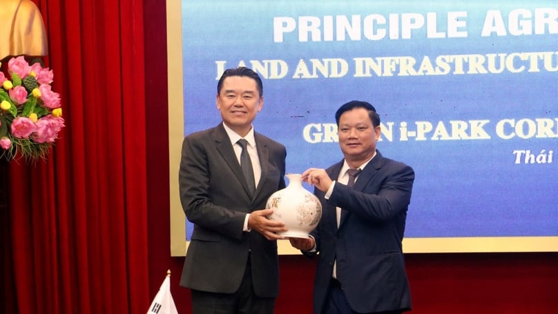 Thai Binh Chairman Nguyen Khac Than (right) and HiteJinro CEO Kim In-Kyu at the land lease signing ceremony in Thai Binh province, northern Vietnam, October 13, 2023. Photo courtesy of Thai Binh news portal.